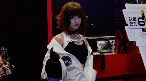 绝美coser身穿角色服装，与玩家互动合影