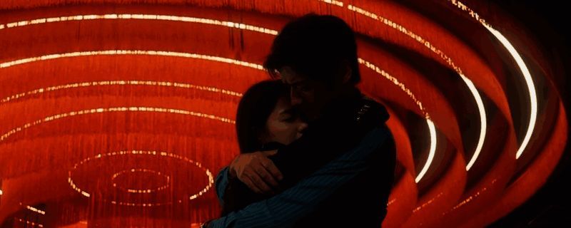 《情感反诈模拟器》中角色互动关键画面，对话界面显示重要选择选项