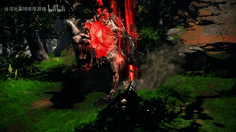 Boss战中玩家手持变形棍迎敌，背景中巨型怪物气势逼人