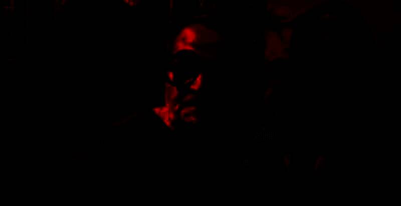 Olga奶奶与游戏饰品展示画面，表情认真而专注