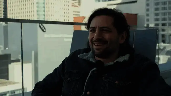 Eric Barone工作场景插画，展现其专注开发新作《恐怖巧克力工厂》的状态