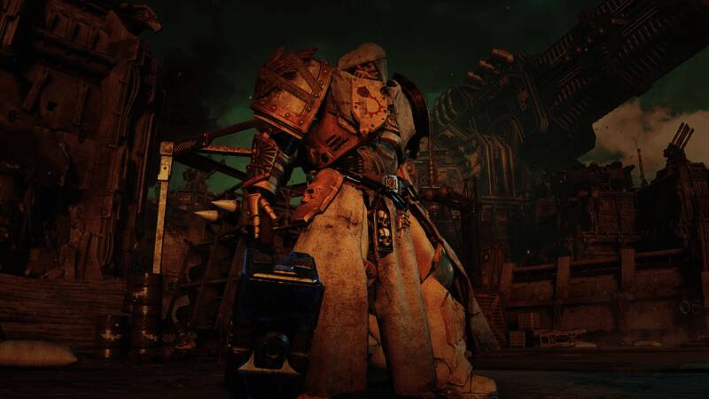 技术军士身着重型装备，手持工具与武器，背景为机械工厂场景