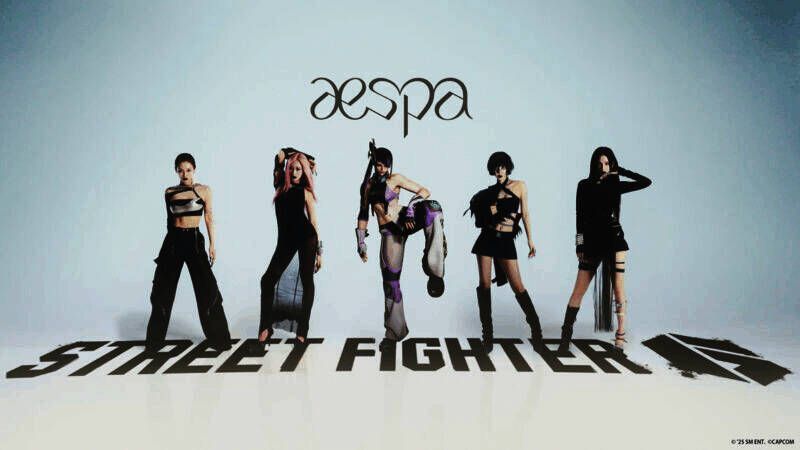 《街霸6》与韩国女子偶像团体aespa的官方联动宣传图，画面中展示了游戏角色朱莉与aespa成员AI形象并肩而立