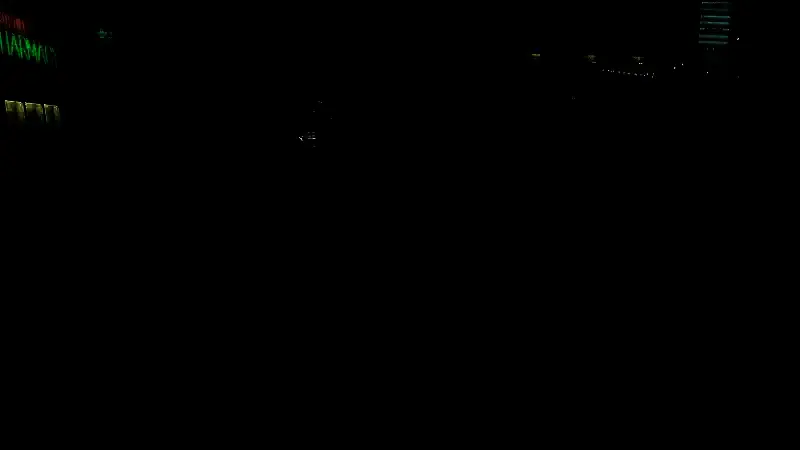 《严阵以待》游戏画面，特警队员在城市街道中持枪对峙，场景高度写实