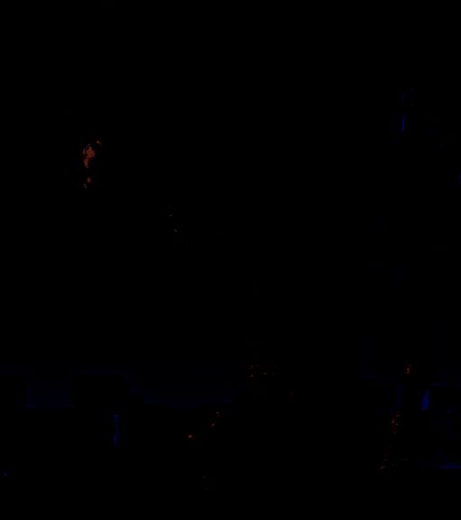 玩家与黑剑眷属激烈交战，剑光交错间火花四溅，空中留下战斗轨迹