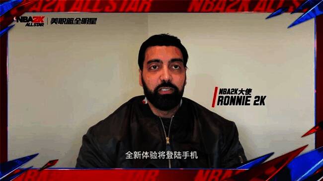 游戏制作人现场演示操作流程，神情专注