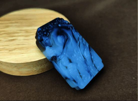 太极令玉牌设计草图，展现太极图案与云雷纹细节