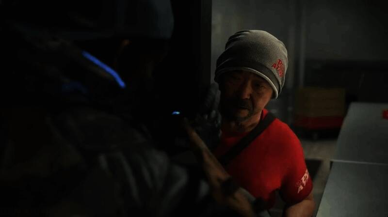 《死亡搁浅2》游戏画面，主角站在荒野中央，背景是浩瀚星空