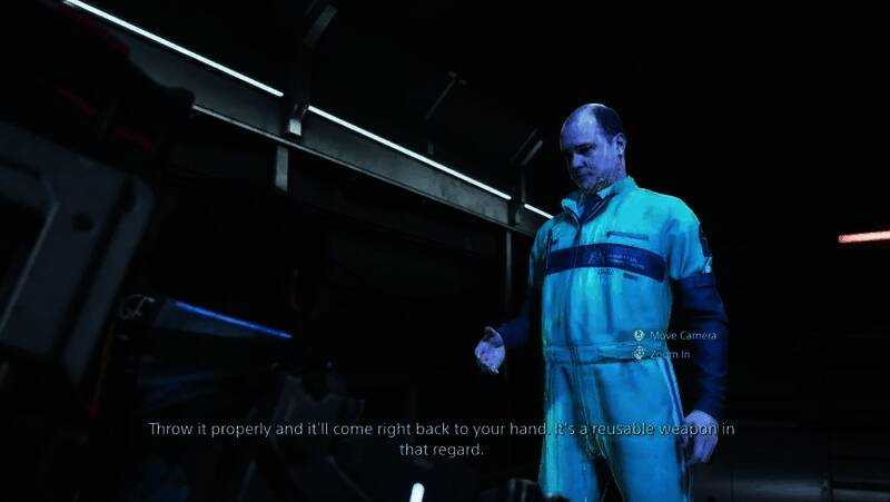 迈克·弗拉纳根在游戏中的全息形象，背景为阴森房间场景