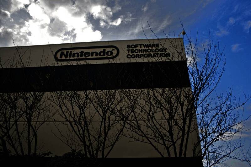 Nintendo Switch2二手交易平台界面示意图，提示可能存在被锁定的风险主机