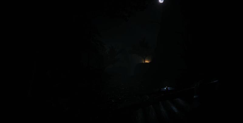 主角潜伏于草丛中躲避追捕，心跳声仿佛穿透屏幕传来