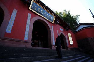 齐云山祈福现场，道长身着道袍进行开光仪式