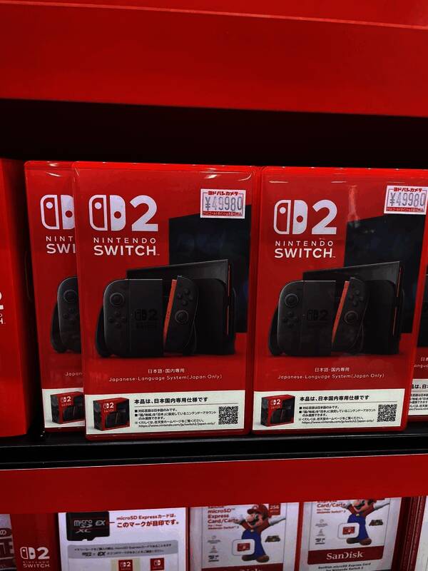 Switch 2掌机模式演示图，手持设备操作流畅直观