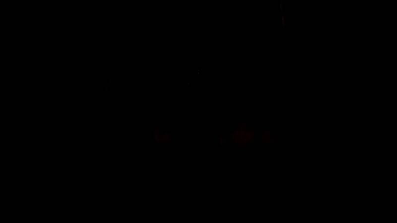 《战锤40K：暗潮》审判官角色展示，手持电击战锤，背景为未来科幻战场