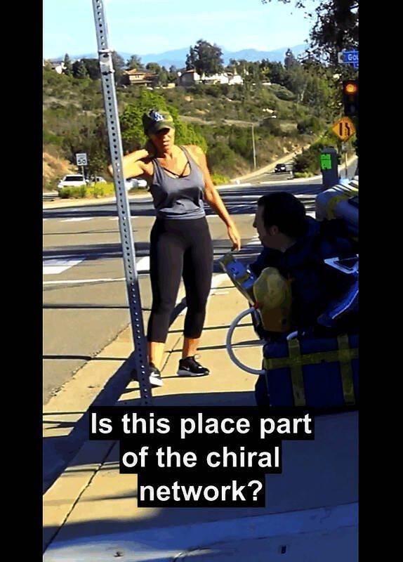 演员与路人互动，试图推广游戏中的开罗尔网络概念