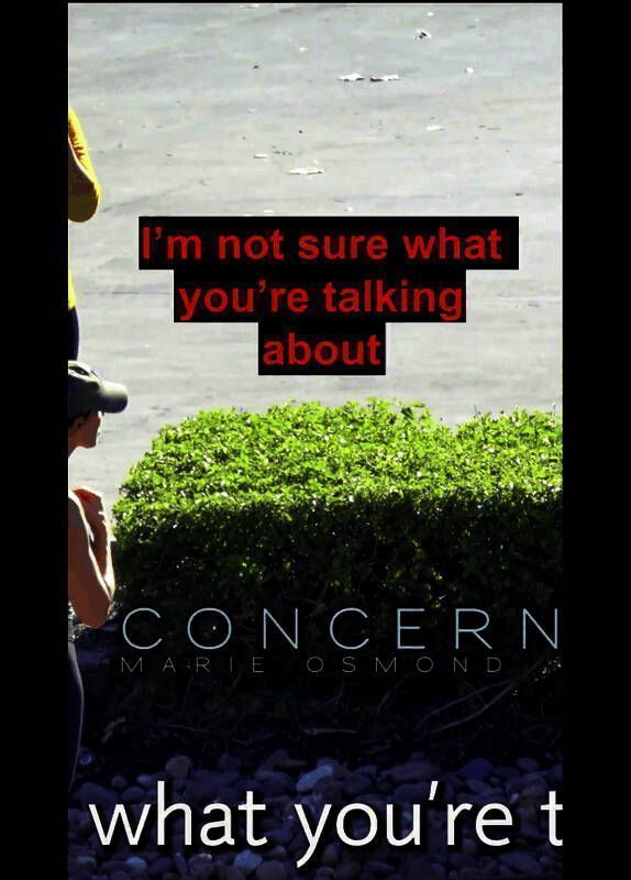 街头行为艺术引围观，众人举起手机拍摄记录