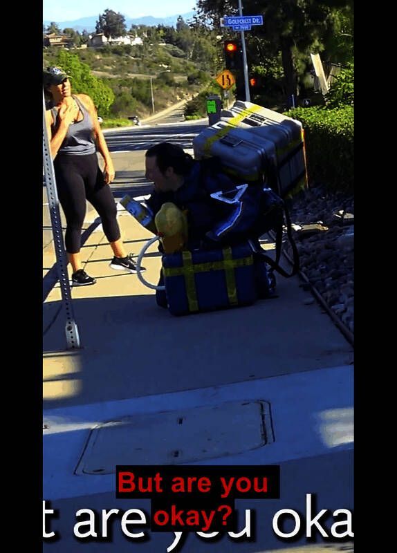 演员模仿游戏中的站立姿势，背景是繁忙的城市街道