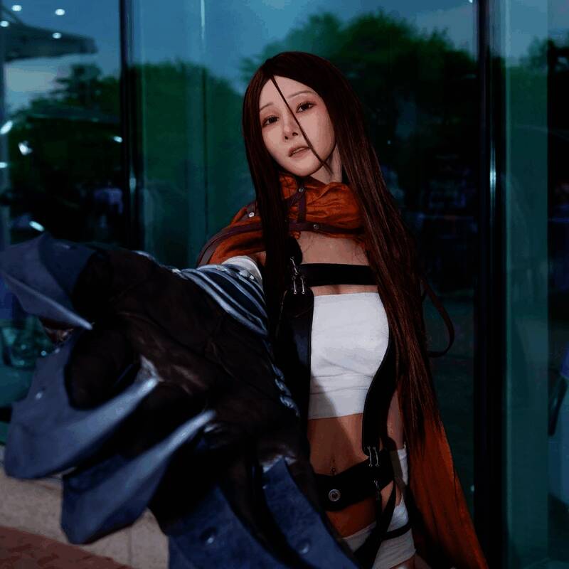 Myboo身着《怪物猎人》风格装备，背景为狩猎场场景