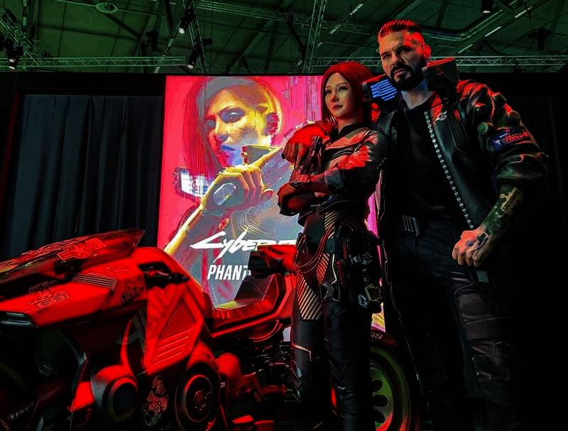 Myboo以复古风装扮出镜，手持折扇姿态优雅