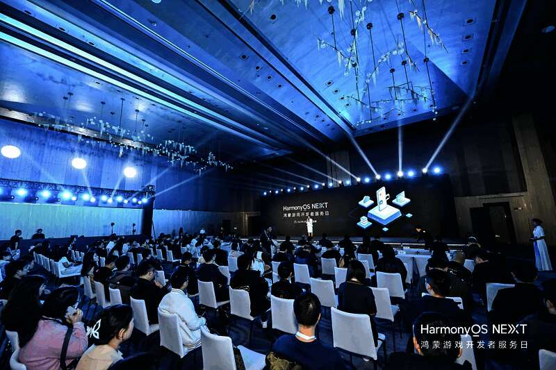 活动现场多位开发者齐聚一堂，气氛热烈