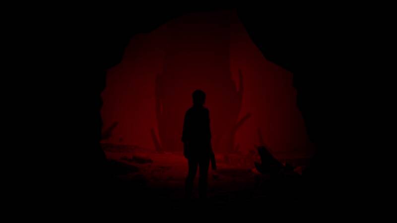 《控制》游戏画面，主角在神秘建筑内持枪警戒，背景光线诡谲