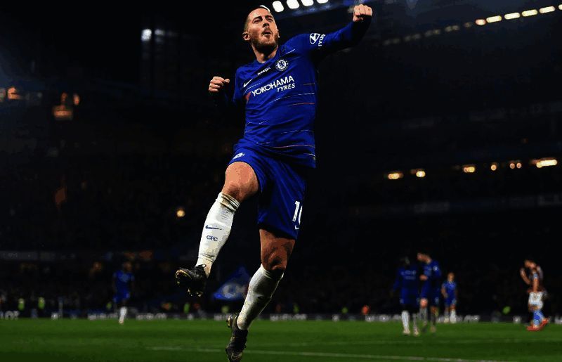 阿扎尔在实况游戏中高速带球突破的动画演示，展示其灵活控球能力