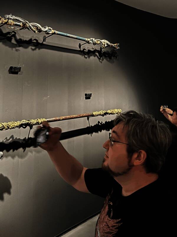 乔纳森参观《黑神话：悟空》艺术展并与现场展品合影留念