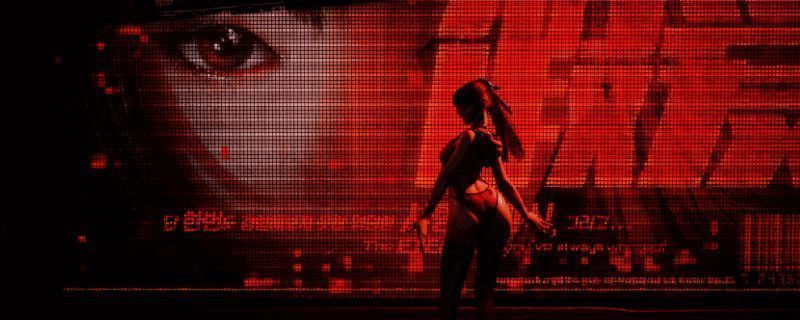 剑星游戏主界面展示，角色持剑站立于未来都市背景下