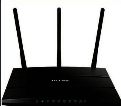 网线插口特写图，显示RJ45接口与网卡指示灯状态