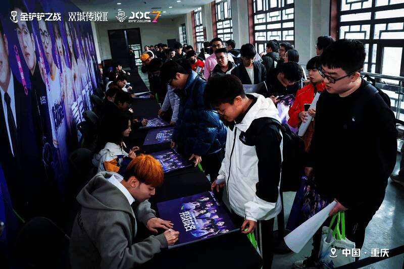 比赛现场人头攒动，观众席上坐满热情高涨的电竞爱好者