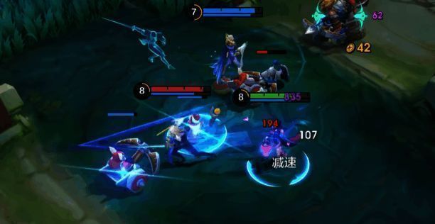 烛心在战场中释放技能组合，形成连招爆发