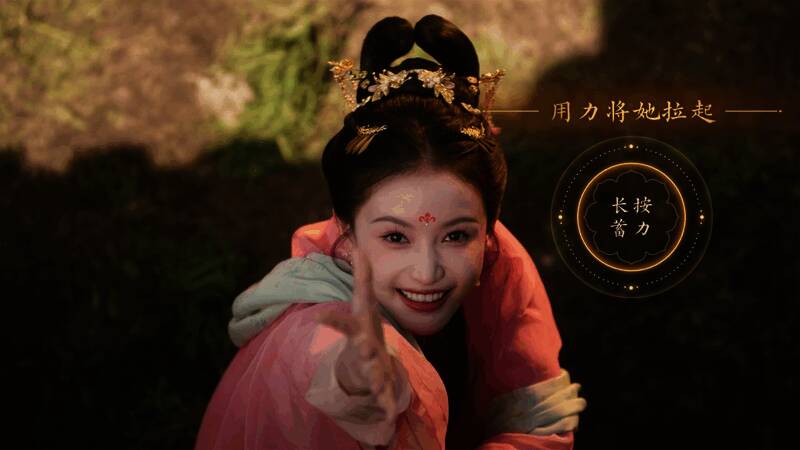 主角身着华服立于宫殿中的画面