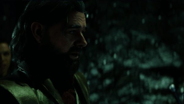 琳恩与阿伯拉姆在夕阳下交谈，画面温暖而深沉