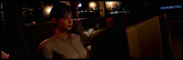 艾玛手持钥匙站在门前，神情紧张，背景光线昏暗，充满悬疑感