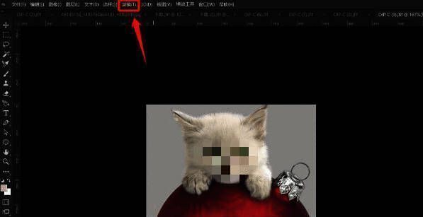 Photoshop顶部菜单栏展示，鼠标悬停在滤镜选项上，下拉菜单显示消失点按钮
