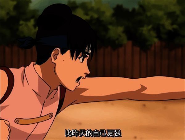 天天身穿红色旗袍舞动忍具，动作优雅且威力十足