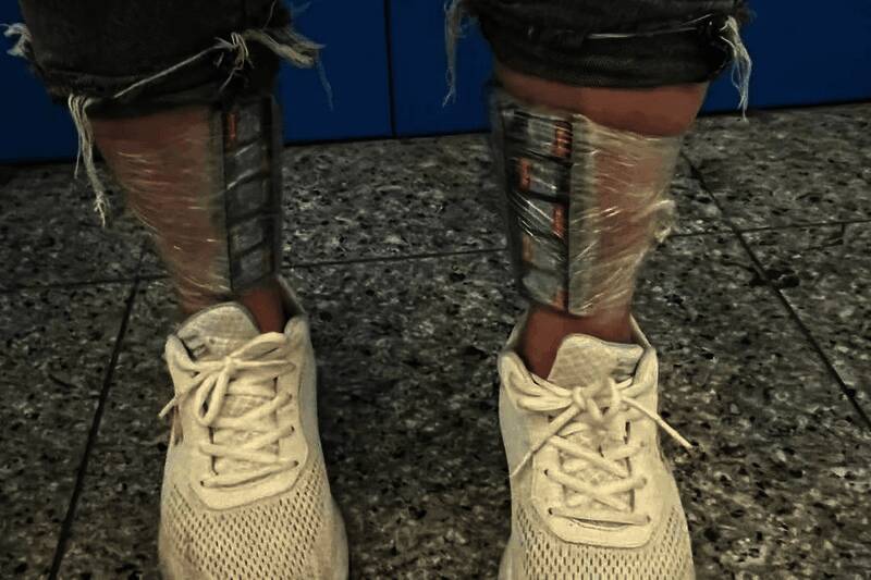 Switch卡带被保鲜膜紧紧缠绕在小腿上