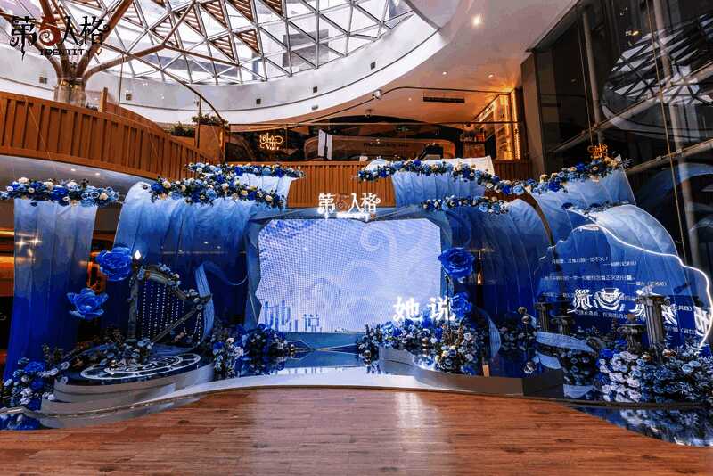 参与者使用手机贴近设备聆听录音