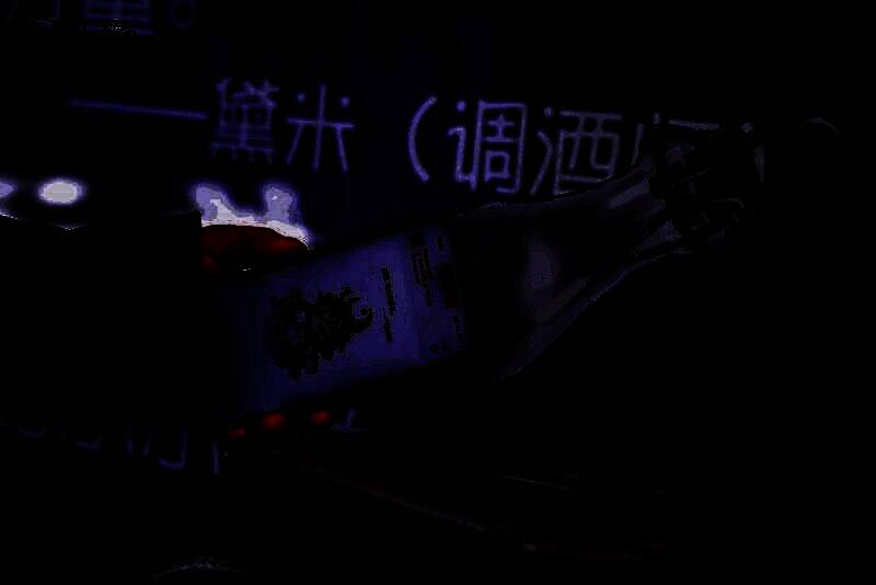 工作人员向参与者发放纪念品