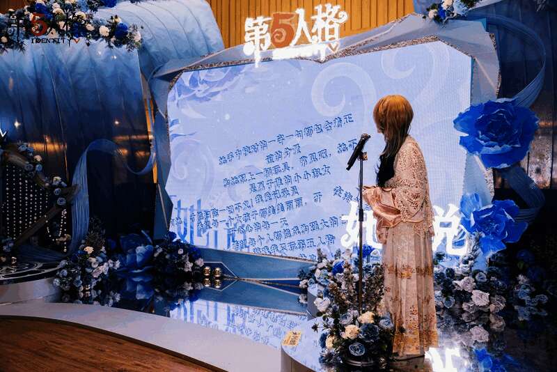 舞台上有人对着麦克风倾诉内心感受