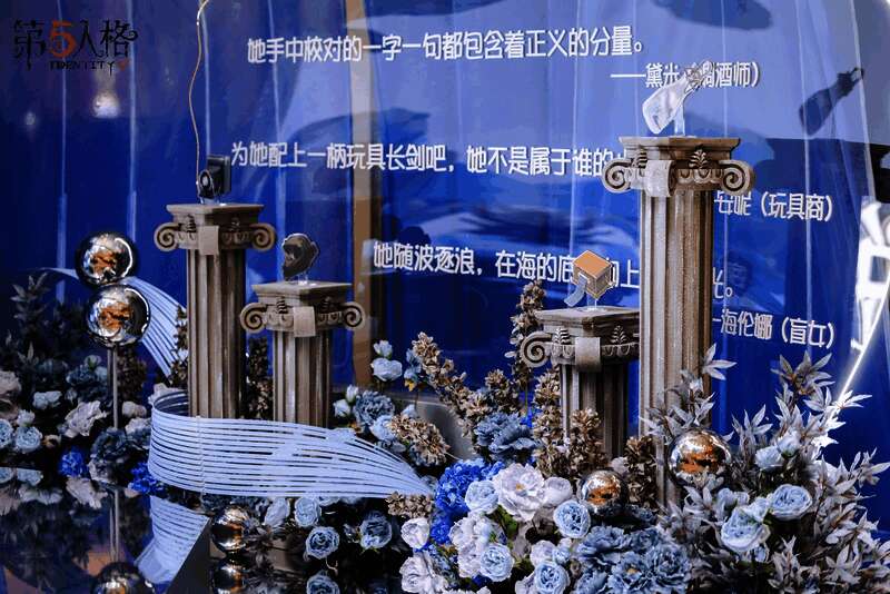 观众认真聆听台上发言者的分享