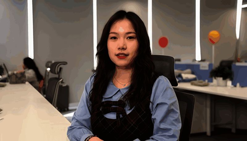 荣耀工程师团队正在紧张部署DeepSeek模型，屏幕显示实时调试数据