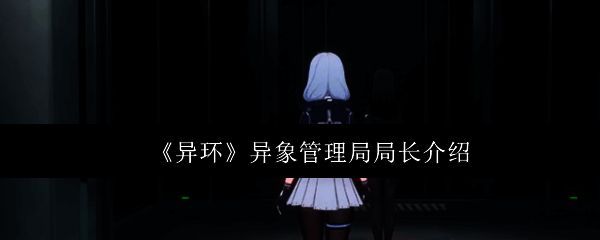 艾尔菲德身着神秘长袍，站在古董店内凝视远方