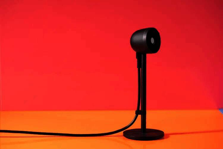 技术人员正在调试摄像头设备，屏幕显示详细参数信息