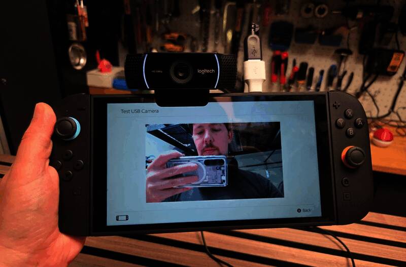 电脑屏幕上显示摄像头设备的技术参数分析界面