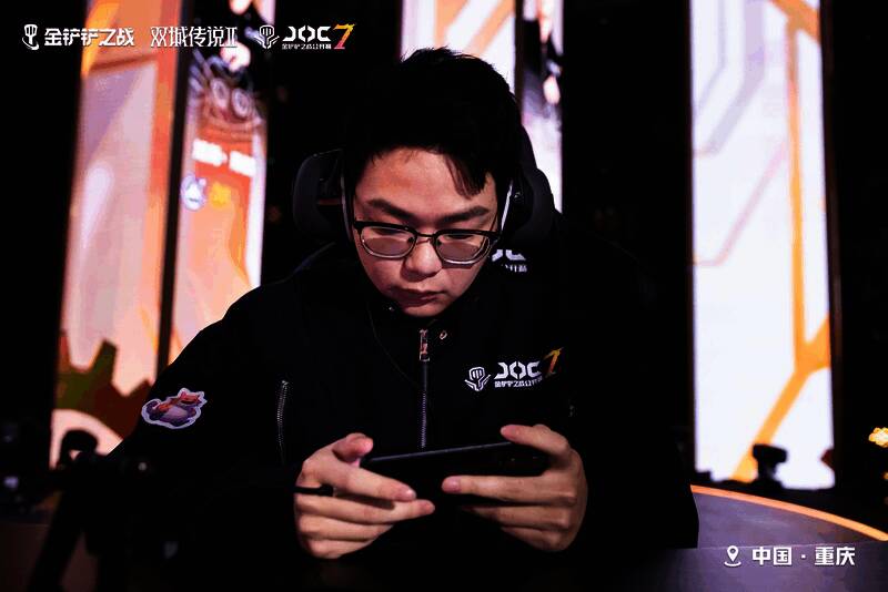 石头人丶曹亮在比赛现场操作专注，屏幕上显示着他卓越的比赛成绩
