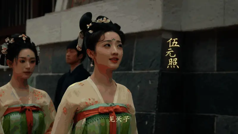 主角身着华服，在殿前凝望远方，神情坚定