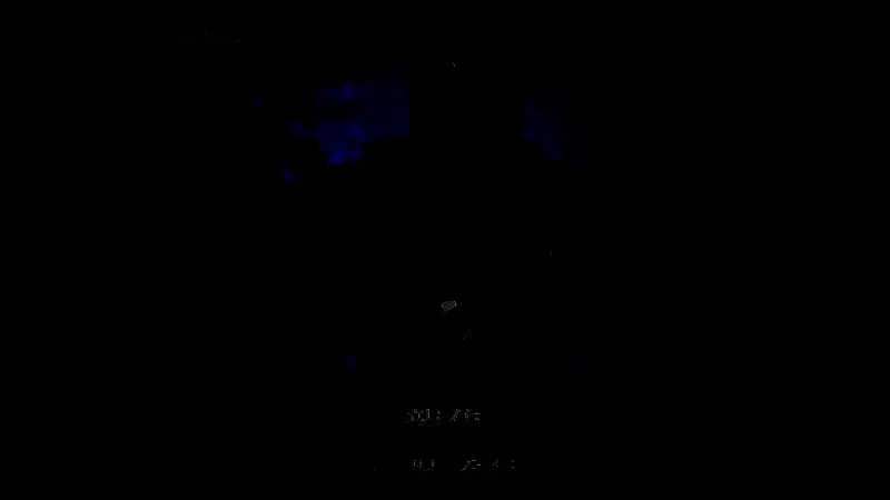 龙隼挥舞长刀高速斩击敌人，招式凌厉，特效炫目