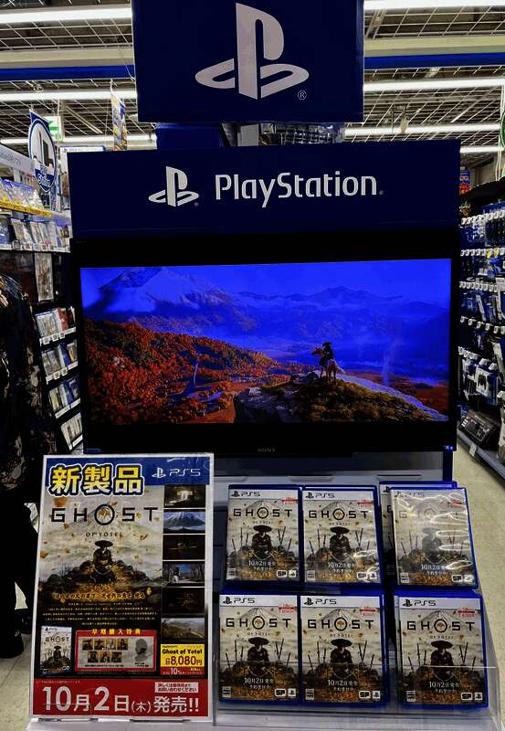 PS5主机不同型号对比图，展示首发版与Slim、Pro版本在散热结构上的差异