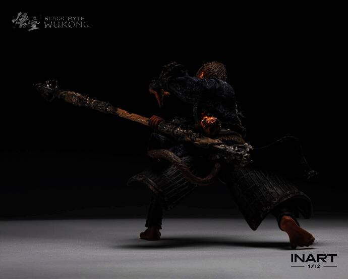 可动人偶头部特写，面部表情细腻，金属装饰质感十足